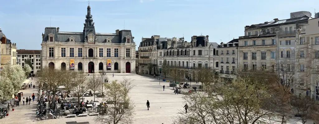 La Place d'Armes de Poitiers et taxis de Poitiers